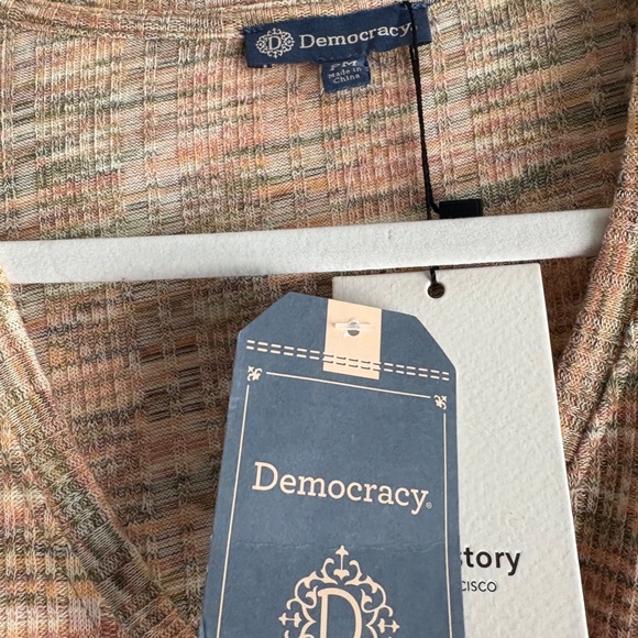 NWT Democracy V neck top Size Medium Petite - Picture 2 of 2